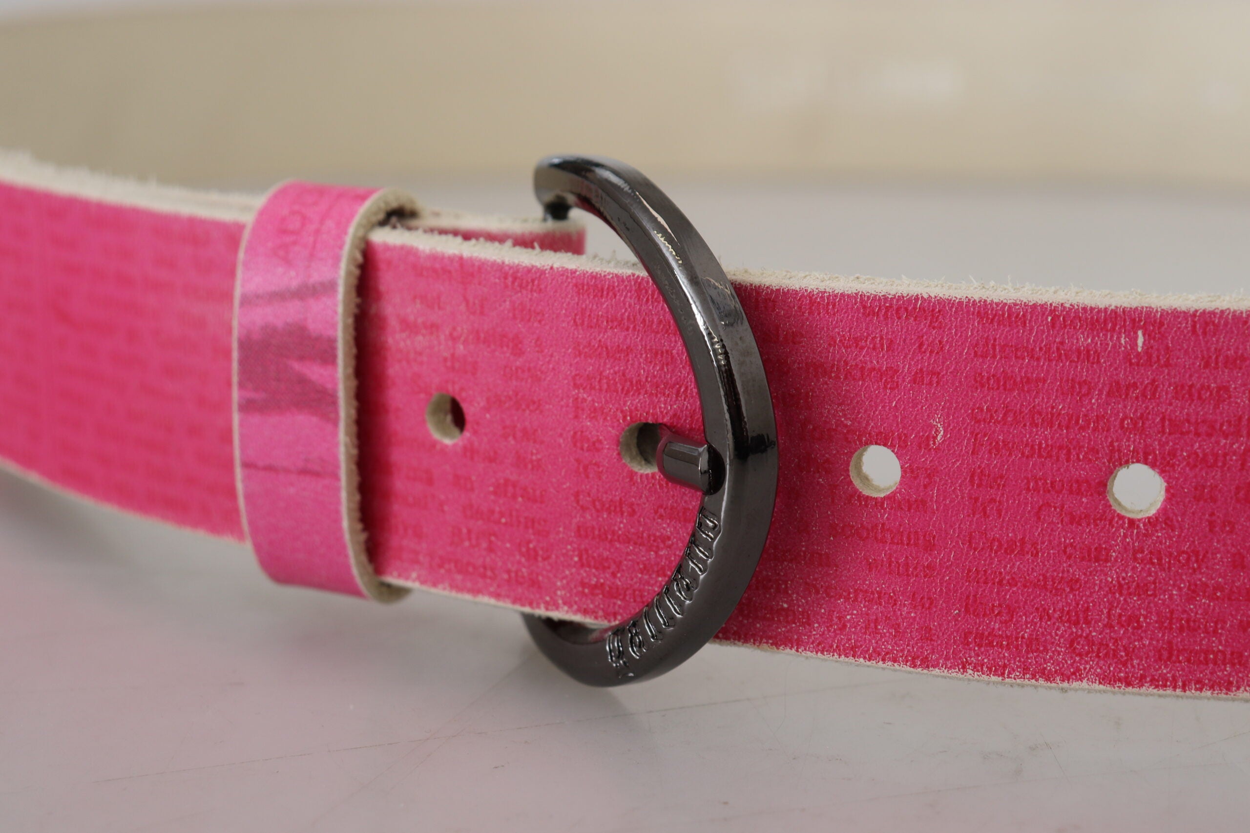 Ceinture en cuir rose à boucle ronde avec logo et lettre