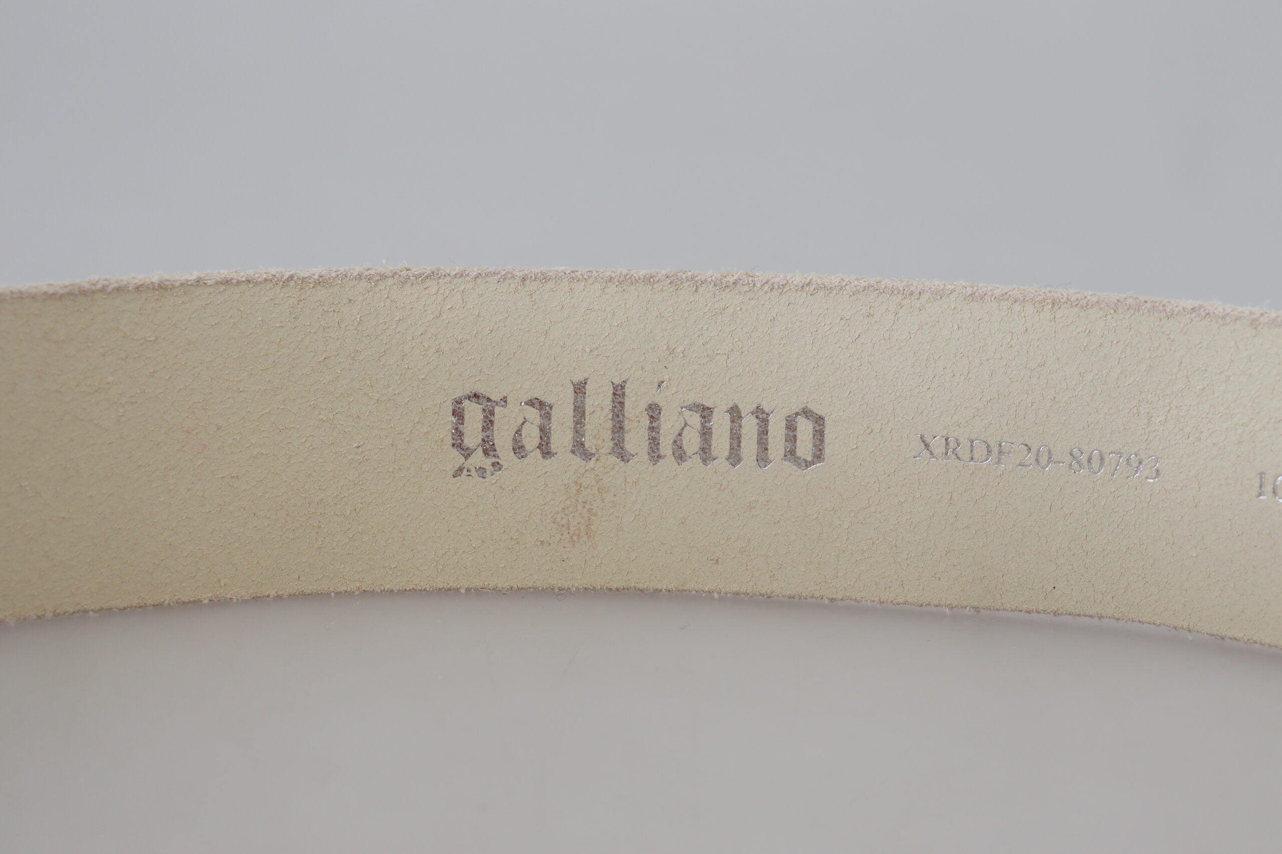 Ceinture en cuir rose à boucle ronde avec logo et lettre