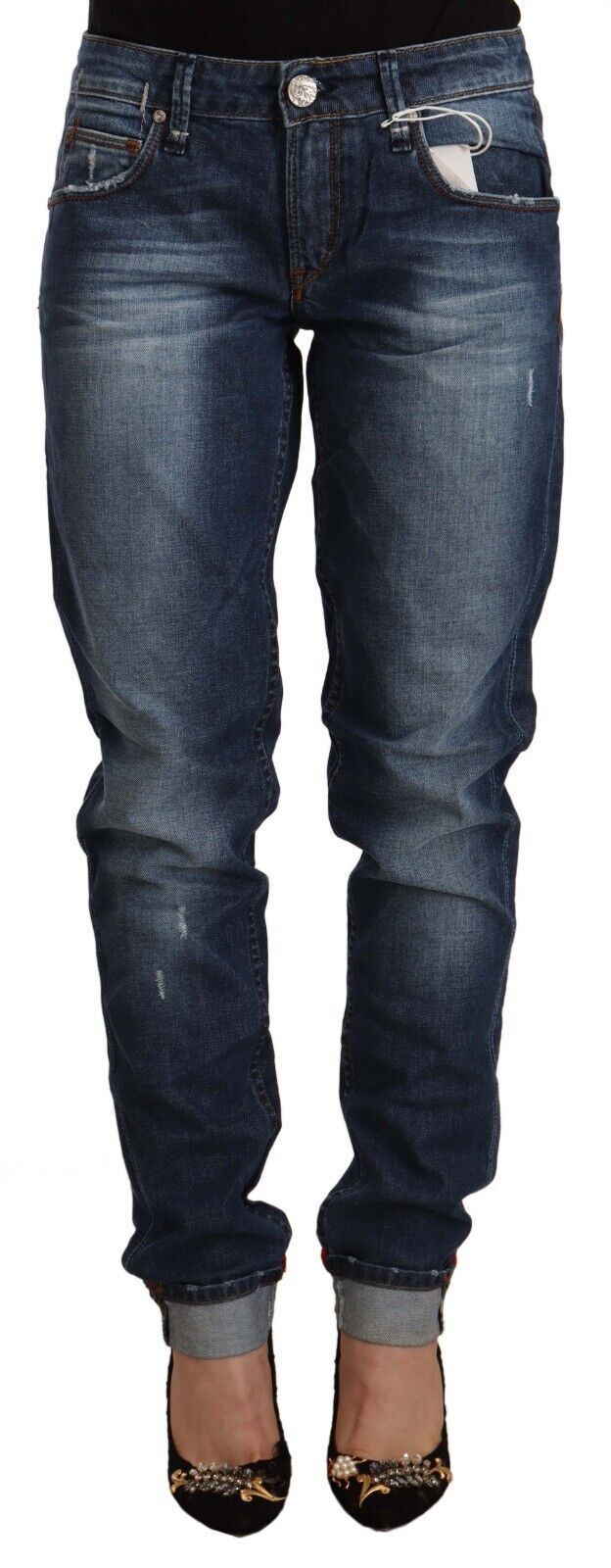 Blau verwaschene Slim-Fit-Denim-Jeans mit mittlerer Taille und umgeschlagenem Saum