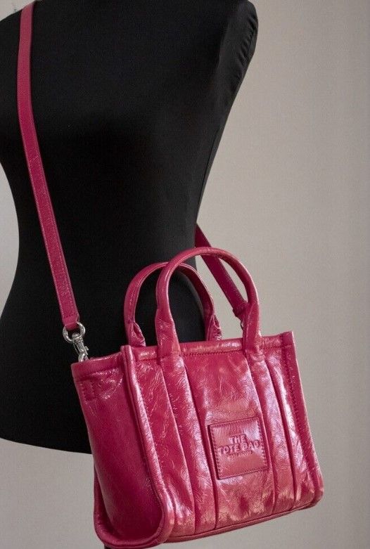 The Shiny Crinkle Mini Tote Sac à main à bandoulière en cuir magenta