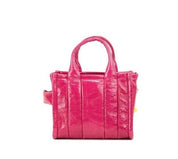 The Shiny Crinkle Micro Tote Sac à bandoulière en cuir magenta Sac à main