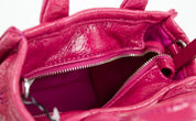 The Shiny Crinkle Micro Tote Sac à bandoulière en cuir magenta Sac à main