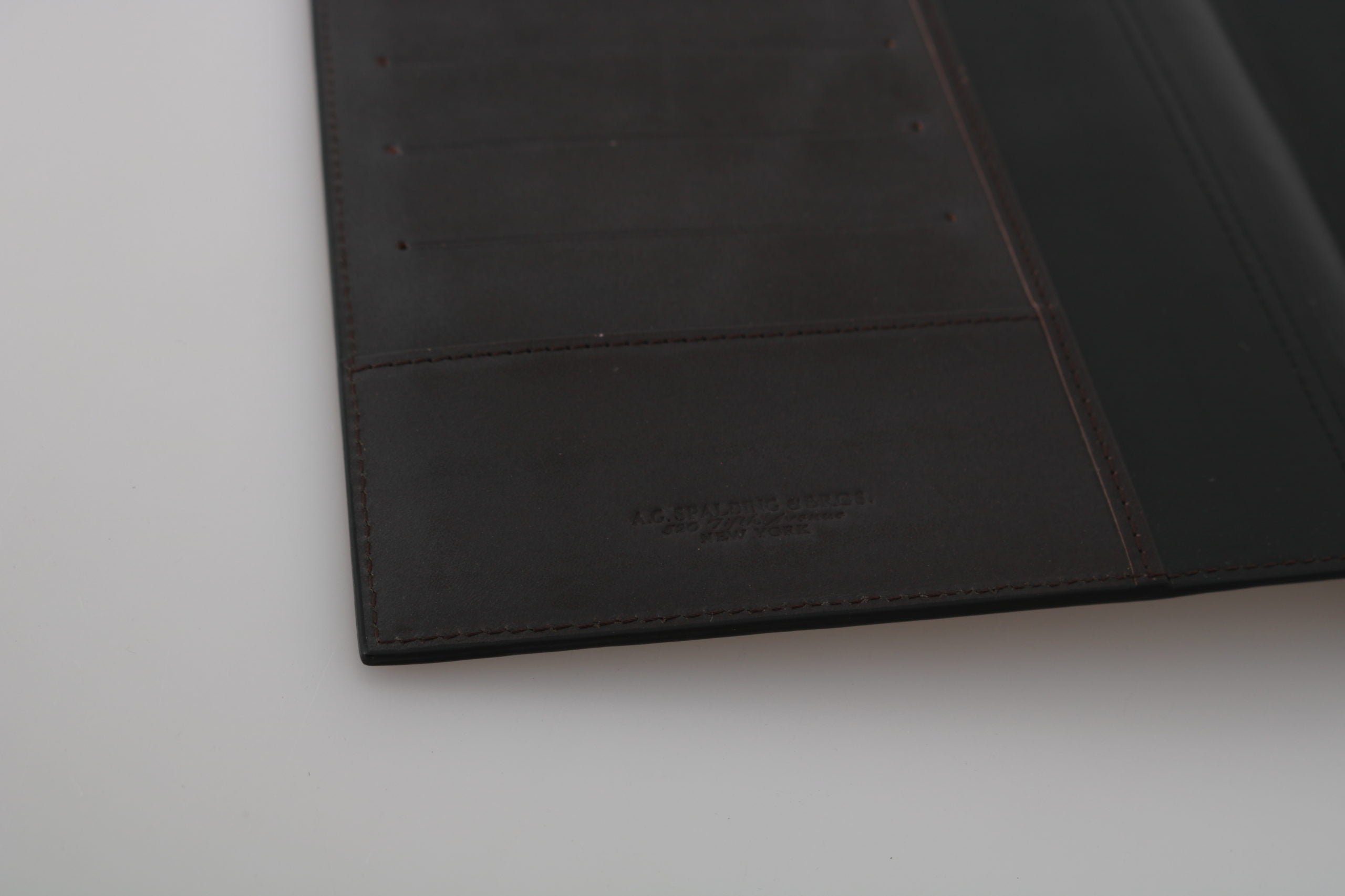 Bifold-Reisebrieftasche aus schwarzem Leder mit Logo