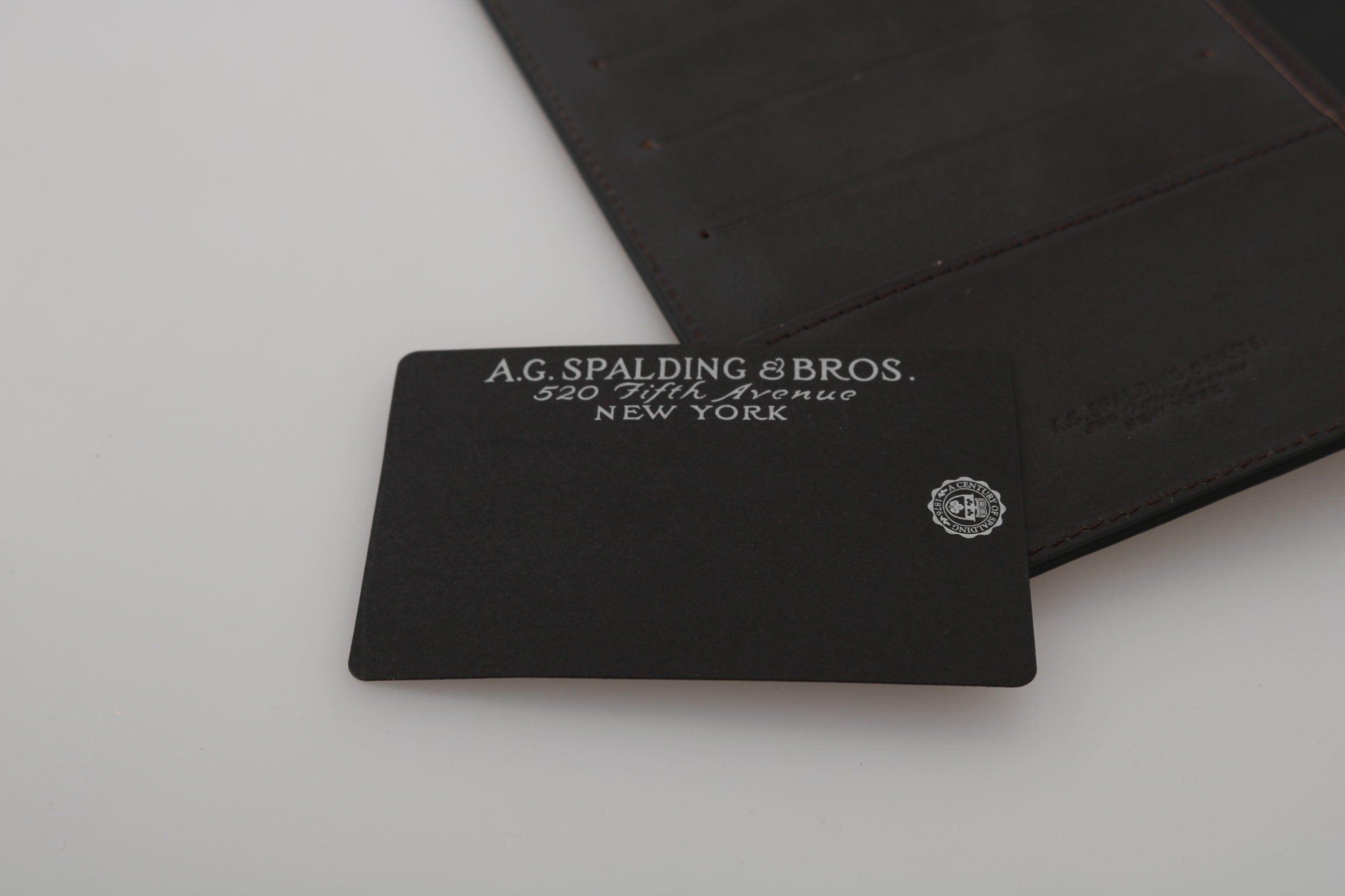 Bifold-Reisebrieftasche aus schwarzem Leder mit Logo