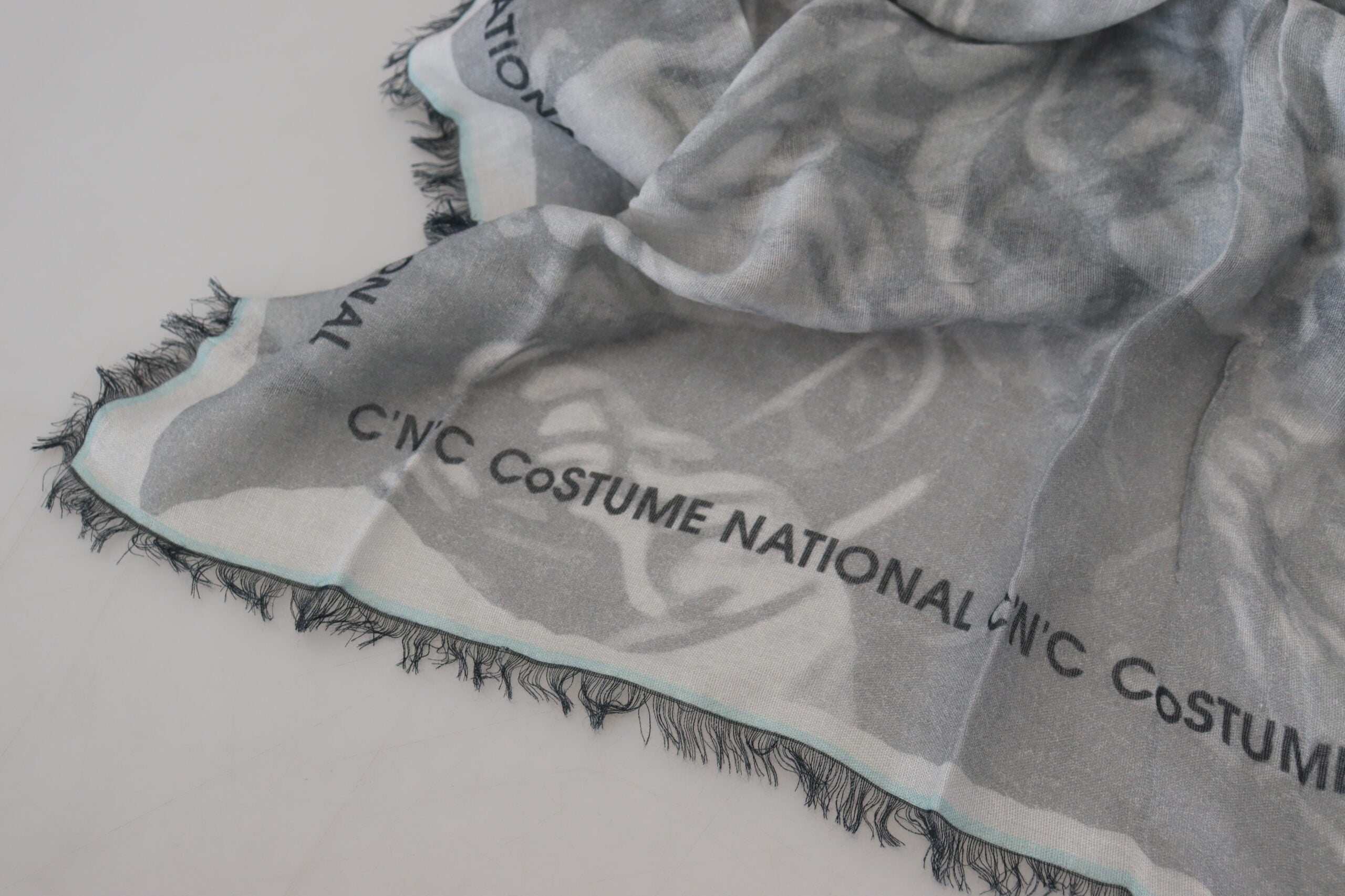 Foulard châle imprimé gris à franges