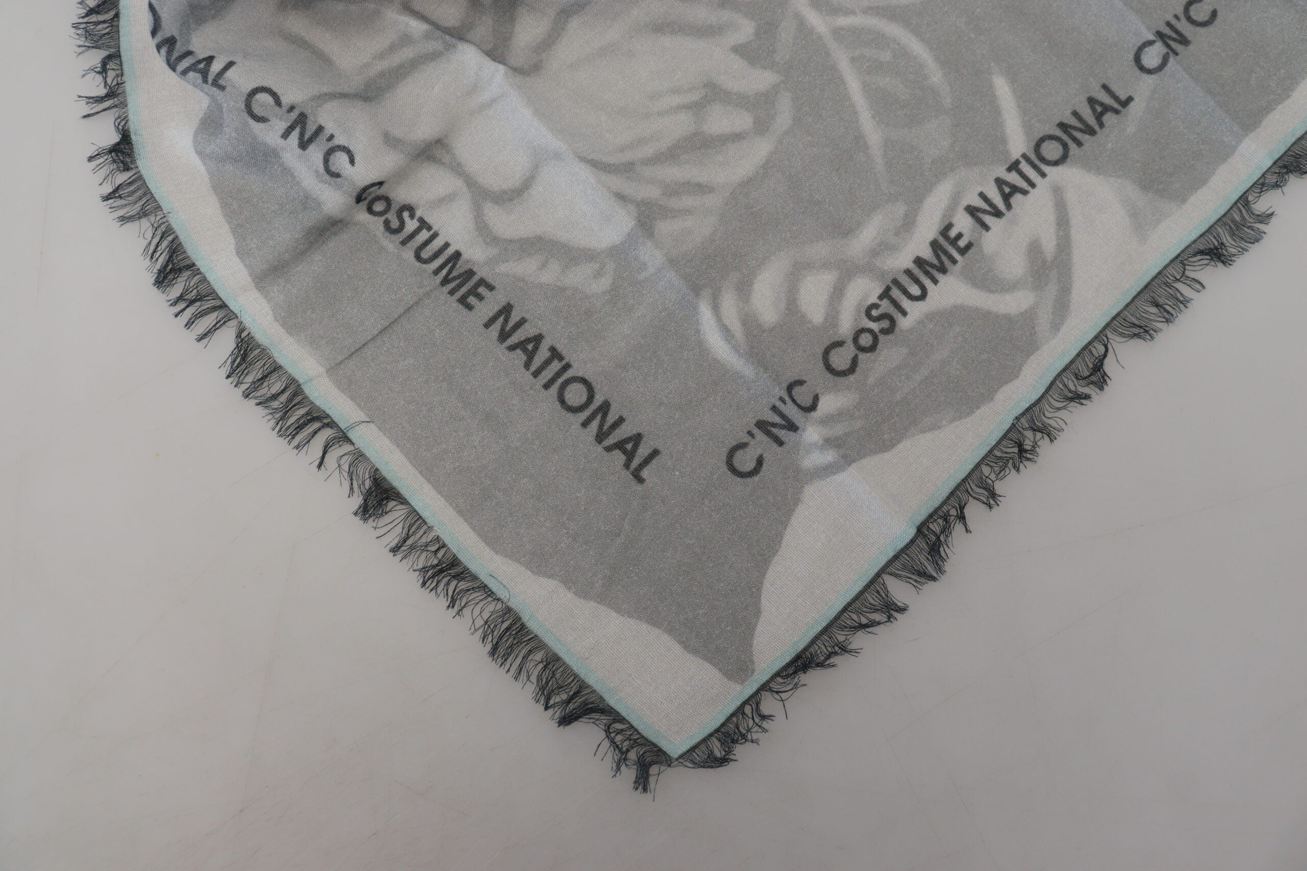 Foulard châle imprimé gris à franges