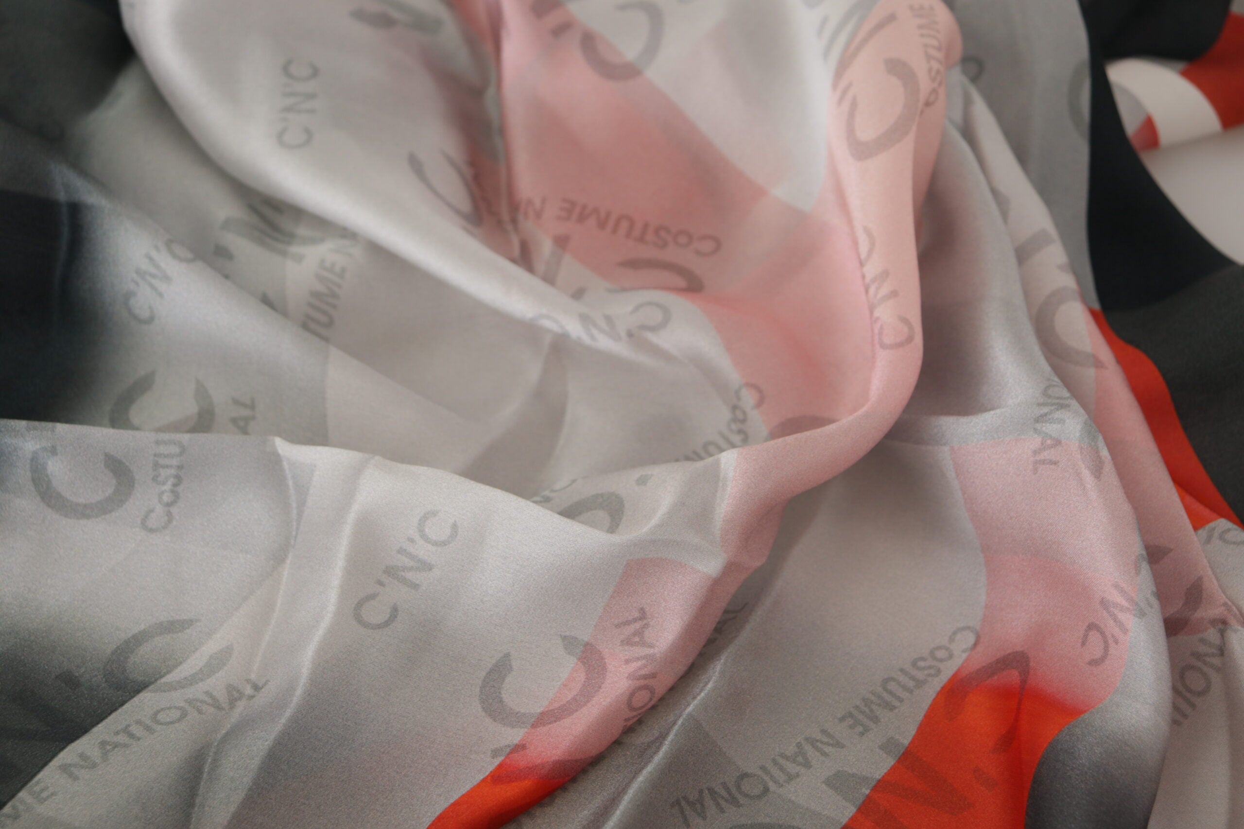 Foulard châle en soie rouge gris
