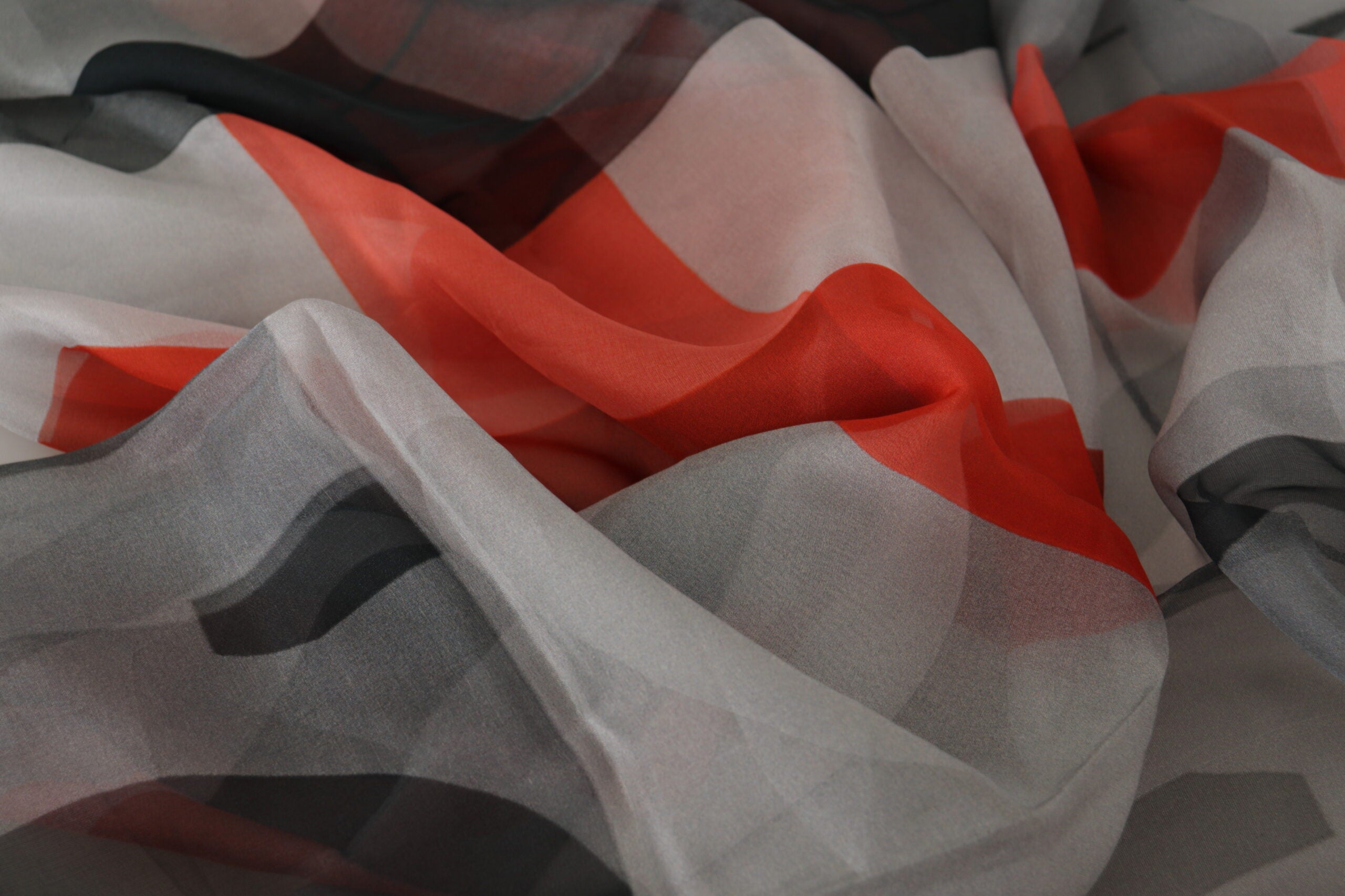 Foulard châle rouge gris
