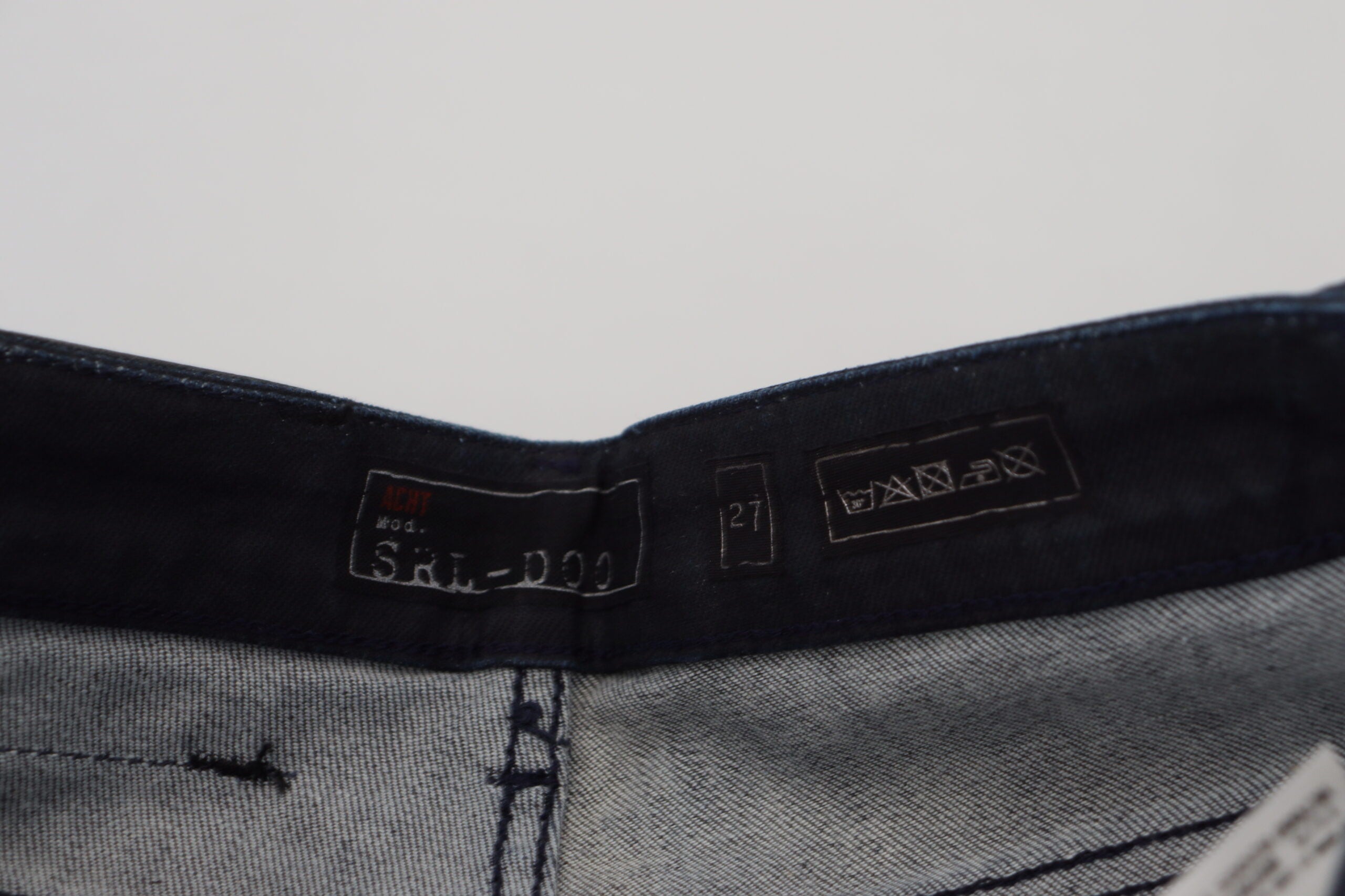 Blau gewaschene Slim-Fit-Jeans aus Baumwolldenim mit niedriger Taille